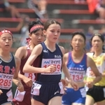 陸上女子１５００メートル予選４組　４分２０秒５３の全体２位で決勝進出を決めたドルーリー朱瑛里（中央）＝撮影・風斗雅博