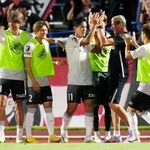 甲府－神戸　後半、勝ち越しゴールを決め喜ぶ神戸・武藤（中央）