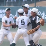報徳-神港学園　優勝を決め、歓喜の輪をつくる報徳ナイン