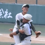 報徳-神港学園　最終打者を三振に打ち取って優勝を決め、マウンドで抱き合う報徳バッテリー＝三田市神姫バスキッピー