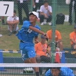テニス男子団体決勝　ダブルスで打ち合う相生学院の前田透空（奥）。手前は若松泰地＝苫小牧市緑ケ丘公園庭球場（撮影・風斗雅博）