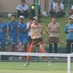 テニス女子団体決勝　準優勝となった男子の仲間も見守る中、シングルスで激しく打ち合う相生学院の稲場らん（手前）＝苫小牧市緑ケ丘公園庭球場（撮影・風斗雅博）
