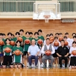 神戸ストークスのロゴ入りボールを手にするバスケットボール部員たち＝夢野台高校
