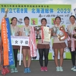 テニス女子団体で優勝を決め、笑顔を見せる相生学院の選手ら＝苫小牧市緑ケ丘公園庭球場（撮影・風斗雅博）