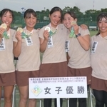 テニス女子団体で優勝を決め、笑顔を見せる相生学院の選手たち＝苫小牧市緑ケ丘公園庭球場（撮影・風斗雅博）
