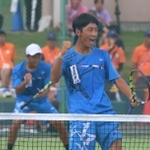 テニス男子団体決勝　ダブルスで得点を決めガッツポーズする若松泰地（手前）と前田透空（奥）＝苫小牧市緑ケ丘公園庭球場（撮影・風斗雅博）