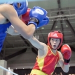 ボクシングバンタム級決勝　鋭いパンチを繰り出す西宮香風の熊本風真（奥）＝北ガスアリーナ札幌４６（撮影・風斗雅博）