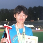 陸上男子５０００メートル競歩決勝で２０分６秒５８の大会新記録で優勝した川西緑台・逢坂草太朗＝札幌厚別公園競技場（撮影・風斗雅博）