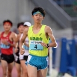 陸上男子５０００メートル競歩決勝　２０分６秒５８の大会新記録で優勝した川西緑台・逢坂草太朗＝札幌厚別公園競技場（撮影・風斗雅博）