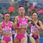 陸上女子８００メートル決勝　２分６秒４１で優勝した東大阪大敬愛の久保凜（中央）＝札幌厚別公園競技場（撮影・風斗雅博）