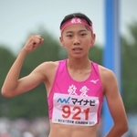 陸上女子８００メートルで優勝し、ガッツポーズで喜ぶ東大阪大敬愛の久保凜＝札幌厚別公園競技場（撮影・風斗雅博）