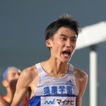 陸上男子５０００メートル決勝　ラストの直線で力強い走りを見せ、日本人トップの５位となった須磨学園の折田壮太（１）＝札幌厚別公園競技場（撮影・風斗雅博）