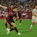 ７月２２日の川崎戦でゴールに迫る神戸・酒井高徳＝ノエビアスタジアム神戸