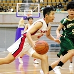バスケットボール女子全国大会出場決定戦・加古川山手-高南　ドリブル突破を図る加古川山手の松本＝和歌山ビッグホエール