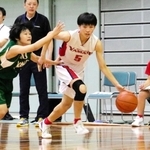 バスケットボール女子全国大会出場決定戦・加古川山手-高南　ドリブルで切り込む加古川山手の吉田＝和歌山ビッグホエール