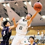 バスケットボール男子全国大会出場決定戦・報徳-樟風　ゴール下でシュート体勢に入った報徳の東＝和歌山ビッグホエール