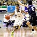 バスケットボール男子全国大会出場決定戦・報徳-樟風　ドリブルを仕掛ける報徳のアマダスン＝和歌山ビッグホエール