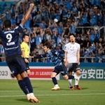 横浜ＦＣ－神戸　前半、昨季までチームメートだった横浜ＦＣ・井上（右から３人目）に先制ゴールを許し、うなだれる神戸・山口（同２人目）ら