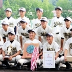 初優勝を飾って笑顔の大津ナイン＝紀三井寺公園野球場