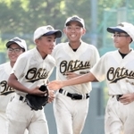 軟式野球決勝・大津-彦根南　初優勝を飾って笑顔で整列に向かう大津ナイン＝紀三井寺公園野球場