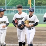 許した初ヒットがサヨナラ負けとなった長峰の小田凜人（右から３人目）全国中学校体育大会の出場を逃し、感情を抑えられなかった＝紀三井寺公園野球場