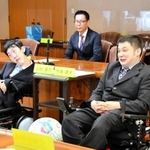 大舞台での活躍を誓う内海恭平選手（右）と山田貴大選手（左）＝兵庫県庁