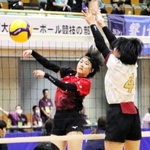 バレーボール女子第５代表決定戦・甲子園-津名　角度をつけて打ち抜く甲子園のエース足立＝和歌山ビッグホエール