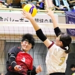 バレーボール女子第５代表決定戦・甲子園-津名　スパイクを放つ甲子園の永森＝和歌山ビッグホエール