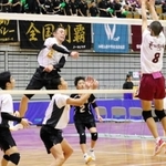 バレーボール男子第５代表決定戦・園田東-菟田野　スパイクを打ち込む園田東のエース神吉＝和歌山ビッグホエール