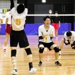 バレーボール男子第５代表決定戦・園田東-菟田野　全国中学校体育大会の出場を決めて喜ぶ園田東の選手たち＝和歌山ビッグホエール