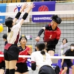 バレーボール女子５位決定戦・甲子園-津名　豪快に打ち込む甲子園の広瀬主将（１）＝和歌山ビッグホエール