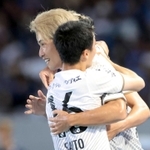 川崎-神戸　前半、直接ＦＫを決めて仲間と抱き合う神戸・大迫（奥）＝等々力競技場（撮影・吉澤敬太）