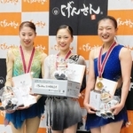 女子３位で表彰される坂本花織（右）