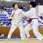 柔道女子５２キロ級で初の全国舞台に挑む竹内由奈（左）＝兵庫県立武道館