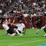 神戸-柏　前半、ゴール前で倒れ、負傷する斉藤（左から３人目）＝ノエビアスタジアム神戸（撮影・長嶺麻子）