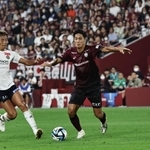 神戸-柏　前半、ゴール前で競り合う神戸の武藤（中央）＝ノエビアスタジアム神戸（撮影・長嶺麻子）