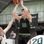 男子決勝・神戸医療未来大－信和グループ　シュートを放つ神戸医療未来大の中村瑞