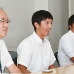 健闘を誓った報徳の（左から）元田利幸校長、島内士朗監督、山田哲也部長＝神戸新聞社（撮影・長嶺麻子）