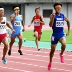 男子２年４００メートル決勝　15年ぶりとなる大会新記録で頂点に立った滝川第二の山本玲慈（右）