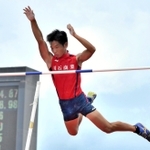 男子１年棒高跳び決勝　４メートル５２を一発クリアし、大会新記録で優勝した明石商の杉本惺昭