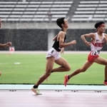 男子２年１５００メートル　雨の中、ラストスパートを仕掛けて優勝した東播磨の貞平春陽（右）