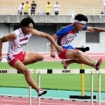 男子１年４００メートル障害決勝　競り合いを制して優勝した姫路商の森田朔空（右）。左は２位に入った社の村田隼