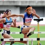 女子１年１００メートル障害決勝　予選と準決勝では大会記録を塗り替え、優勝した滝川第二の井上凪紗（右）