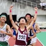 男子１年８００メートル決勝　１分５７秒７２で優勝した豊岡の森蒼大（手前）