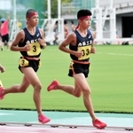 男子１年５０００メートル決勝　優勝した西脇工の新妻遼己（右）と、２位に入った双子の弟昂己（中央）