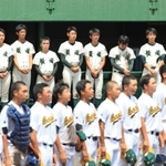 初戦で敗退し、ベンチ前に並ぶ報徳ナイン＝明石トーカロ（撮影・小林良多）