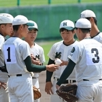 専大北上-報徳　１回表に２点を先制され、マウンドに集まる報徳ナイン＝明石トーカロ（撮影・小林良多）