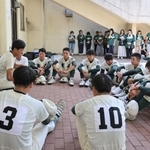 初戦で敗れ、部の歴史に幕を閉じた報徳。試合後にはナインが互いの健闘をたたえながら涙を流した＝明石トーカロ（撮影・小林良多）