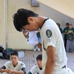 初戦で敗れ、部の歴史に幕を閉じた報徳。試合後にはナインが互いの健闘をたたえながら涙を流した＝明石トーカロ（撮影・小林良多）