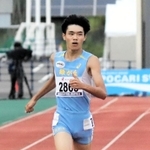 陸上男子四種競技　最終種目の４００メートルで力走する緑が丘の長谷川蒼空＝愛媛県ニンジニアスタジアム